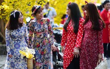 Bạn trẻ tút nhan sắc, sắm sanh áo dài đón tết