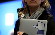Không dễ mời đồng nghiệp ở Facebook, Alphabet đi ăn, xem phim