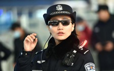 Cảnh sát Trung Quốc đeo 'kính thần' dò tội phạm
