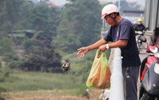 Sông Lam ‘hứng’ vàng mã và cả bàn thờ ngày tiễn ông Táo