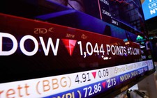 Chứng khoán Mỹ tiếp tục lao dốc, Dow Jones mất 1.000 điểm