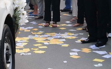 Vận động dân không rải vàng mã khi đưa tang