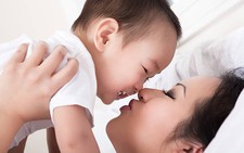 Trường phái sinh con 'thuận tự nhiên' tràn lan trên mạng