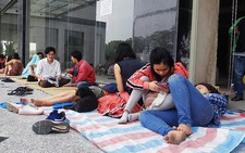 Dân chung cư Carina vạ vật chờ trở lại nhà sau đám cháy