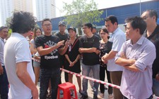 Người dân trở lại chung cư Carina, bức xúc đòi biết thông tin vụ cháy