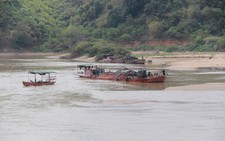 Cấm khai thác cát hàng chục điểm sạt lở nghiêm trọng