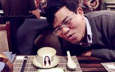 Mang theo ảnh mẹ trong bữa cơm sum họp