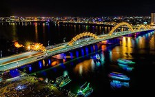 Cầu Rồng Đà Nẵng phun lửa chào đón thủy thủ Mỹ