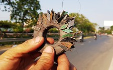 Đinh hình thoi xuất hiện gần cầu Bình Phước 1 ở quận 12