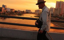 Tấm vé số mưu sinh và cách cư xử đáng nể của ông cụ 80