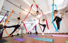 'Bay' cùng yoga fly