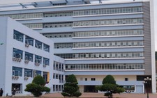 Vợ than tê tay, chồng chửi bới, đánh bác sĩ và điều dưỡng