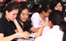 Khám sức khỏe mới được tốt nghiệp, sinh viên chới với