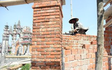 Làm đám tang rình rang đã oải, cuộc đua xây mộ còn 'kinh' hơn