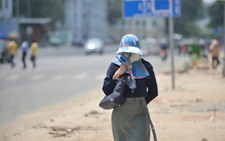 Người Sài Gòn mệt mỏi với cái nóng hầm hập giữa trưa