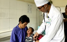 Bé trai 12 tháng tuổi cha mẹ bỏ rơi bị bỏng nặng