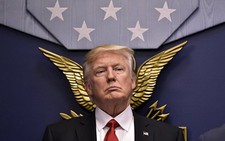 Ông Trump đòi không kích Nga và Iran nhưng bị can ngăn?