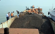 Cảnh sát biển bắt tàu chở 500 tấn quặng không giấy tờ
