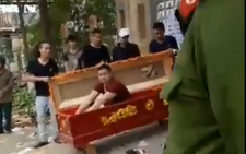 Vác quan tài đi đòi nợ, có phạm tội gây rối trật tự công cộng?