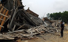 Sập giàn giáo xây dựng cây xăng, 7 người bị thương