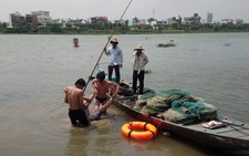 Đà Nẵng: Hai bảo vệ cứu kịp thanh niên nhảy cầu