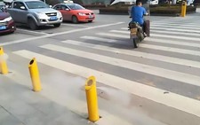Dùng cảm ứng phun nước ngăn người đi bộ sang đường ẩu
