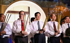 Lãnh đạo TP.HCM viếng anh hùng liệt sĩ nhân ngày thống nhất đất nước