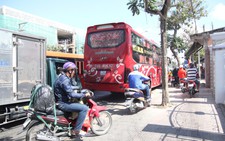 Dân bức xúc cảnh xe đò chạy nghênh ngang gây ùn ứ đường về Miền Tây