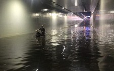Hầm chui Đà Nẵng thành sông sau cơn mưa đêm