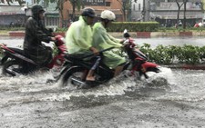 Vừa mưa 'giải nhiệt', nhiều đường Sài Gòn đã ngập sâu