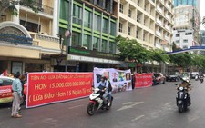 Căng băng rôn tố cáo đường dây tiền ảo đa cấp lừa 15.000 tỉ đồng