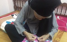 Cư dân mạng kể chuyện về bà khi xem ảnh cụ bà 76 tuổi vá áo