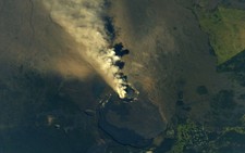 Núi lửa Hawaii phun cột tro bụi cao 9km