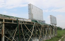 8 bảng quảng cáo khủng chắn tầm nhìn từ bến Bạch Đằng đã bị dỡ