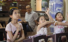 Cô gái giảng dạy tiếng Anh miễn phí ở chùa