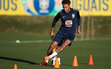 Neymar tập buổi đầu tiên sau ba tháng chấn thương