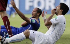 5 pha 'cắn cấu đánh' qua mắt trọng tài ở World Cup