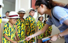 Bệnh nhi Huế - Đà Nẵng reo vui khi nhận quà 1-6 báo Tuổi Trẻ