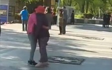 Clip con gái giúp mẹ bị tàn tật khiêu vũ khiến cư dân mạng xúc động