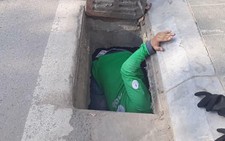 Tài xế GrabBike chui cống tìm thẻ ngân hàng giúp cô gái Anh