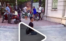 Quá đáng thanh niên quỳ gối đợi cô gái, xin 30 ngàn trả xe ôm