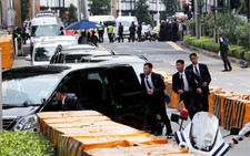Vệ sĩ ông Kim Jong Un chạy bộ theo chiếc S600 tại Singapore
