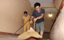 Cậu bé quét chung cư mơ làm thầy giáo