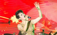 Hát giữa biển, Thu Phương sợ gió thổi bay tiếng hát