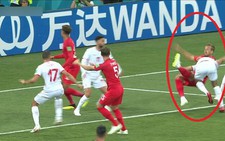 Vì sao VAR bỏ qua tình huống Kane bị vật trong vòng cấm?