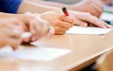 Thí sinh bị thương không viết được, phải chờ bộ hướng dẫn?