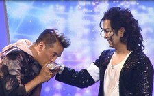 Đàm Vĩnh Hưng chạy lên sân khấu hôn tay Hùng Thuận aka M.Jackson