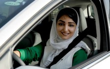 Phụ nữ Ả rập Saudi lần đầu được lái xe ô tô