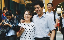 Xúc động ảnh phụ huynh chờ con trong ngày đầu thi THPT quốc gia