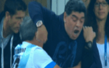 Maradona giơ ngón tay thối sau chiến thắng của Argentina